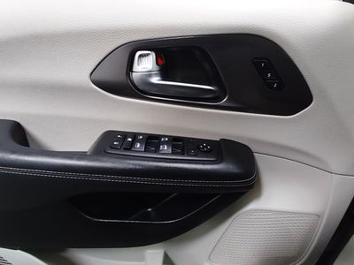 2023 Chrysler Pacifica — photo 21 view