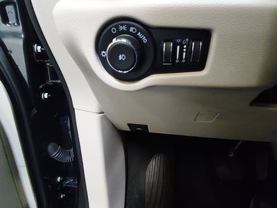 2023 Chrysler Pacifica — photo 13 view