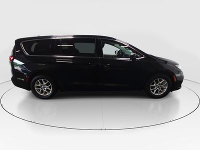 2023 Chrysler Pacifica — photo 8 view