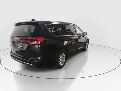 2023 Chrysler Pacifica — photo 7 view