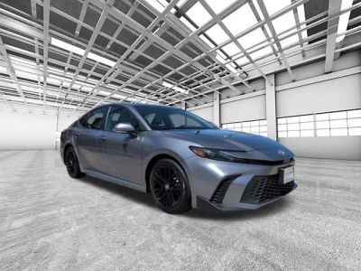 2025 Toyota Camry SE — front three-quarter view