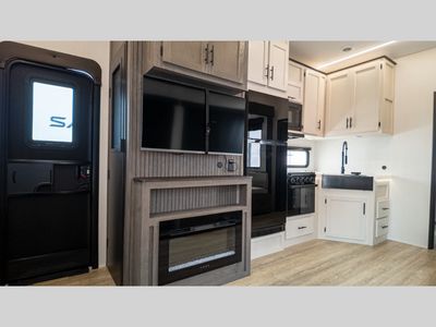 2025 Forest River RV Cherokee Arctic Wolf — photo 45 view