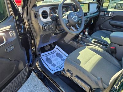 2025 Jeep Wrangler — photo 15 view