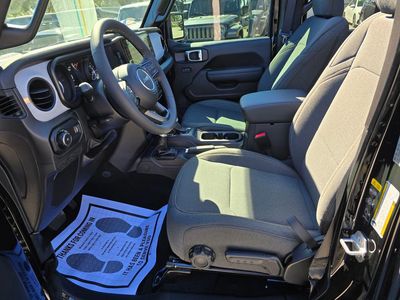 2025 Jeep Wrangler — photo 16 view