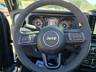 2025 Jeep Wrangler — photo 17 view