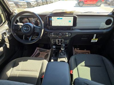2025 Jeep Wrangler — photo 33 view
