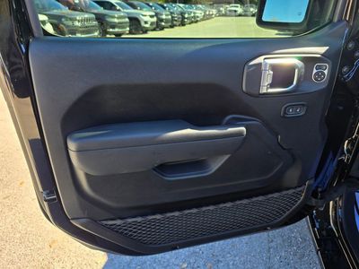 2025 Jeep Wrangler — photo 13 view