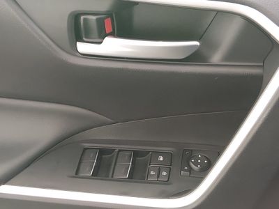 2025 Toyota RAV4 - Photo 17