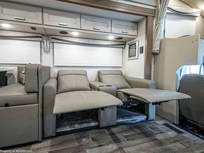 2026 Thor Motor Coach Pasadena — photo 10 view