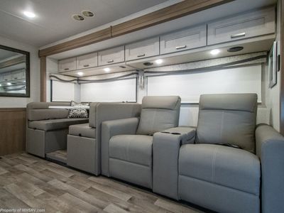 2026 Thor Motor Coach Pasadena — photo 8 view