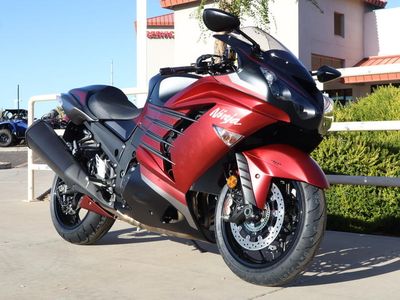 2025 Kawasaki Ninja ZX-14R ABS in METALLIC MATTE RED / METALLIC FLAT SPARK BLACK / METALLIC MATTE GRAPHITE GRAY — front three-quarter view