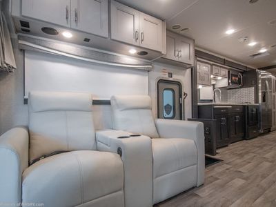2026 Thor Motor Coach Pasadena — photo 8 view