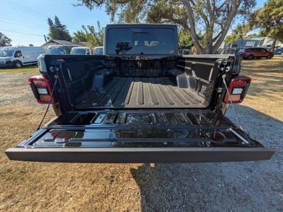 2026 Jeep Gladiator — photo 11 view