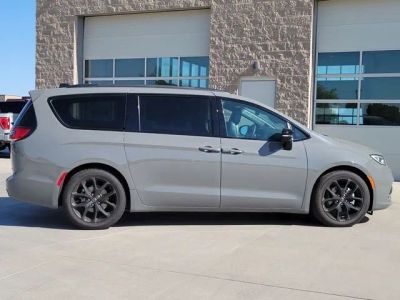 2025 Chrysler Pacifica — side profile view