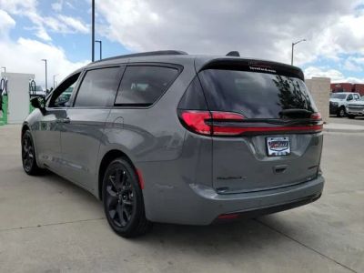 2025 Chrysler Pacifica — detail view