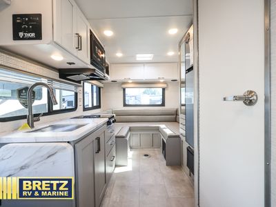 2025 Thor Motor Coach Quantum — photo 19 view