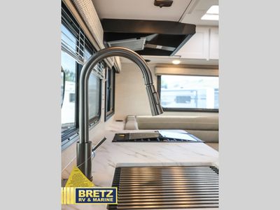 2025 Thor Motor Coach Quantum — photo 18 view