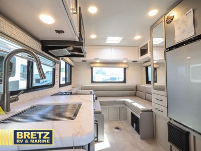 2025 Thor Motor Coach Quantum — photo 17 view