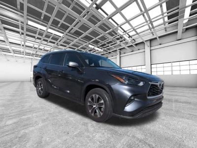2024 Toyota Highlander XLE in Gray — front three-quarter view