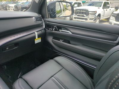 2026 Jeep Grand Wagoneer L — photo 18 view