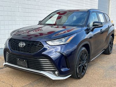 2024 Toyota Highlander XSE in Dark Blue MC — front three-quarter view