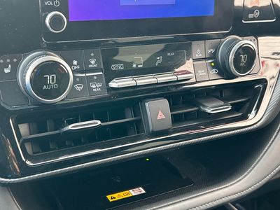2024 Toyota Highlander — photo 11 view