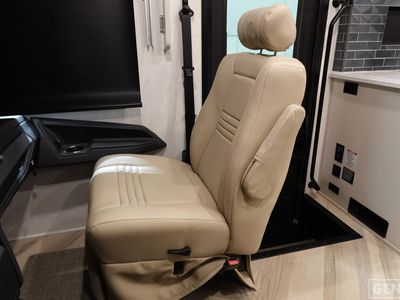 2026 Holiday Rambler Vacationer — photo 12 view
