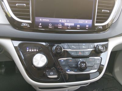 2023 Chrysler Pacifica — photo 13 view