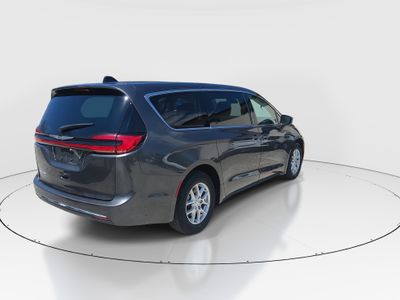 2023 Chrysler Pacifica — photo 7 view