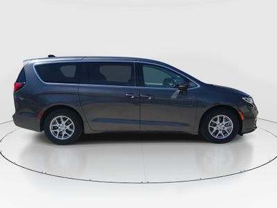 2023 Chrysler Pacifica — photo 8 view