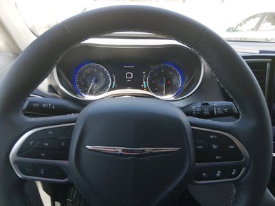 2023 Chrysler Pacifica — photo 12 view