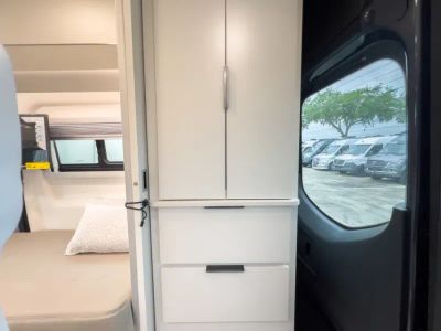 2027 Thor Motor Coach SANCTUARY — photo 17 view