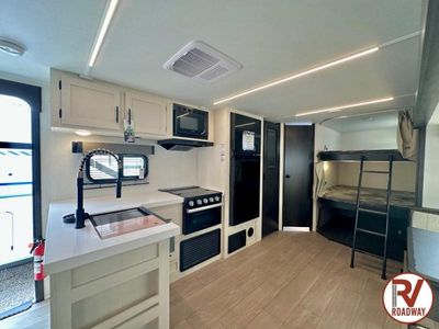 2026 Cherokee Alpha Wolf 26DBH — photo 15 view