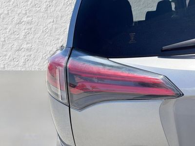 2018 Toyota RAV4 — photo 10 view