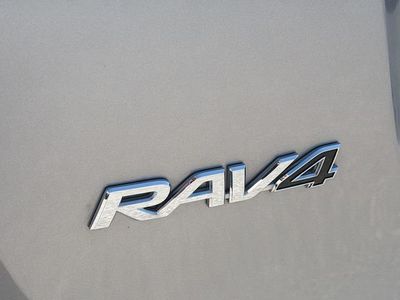 2018 Toyota RAV4 — photo 11 view