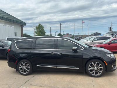 2017 Chrysler Pacifica — side profile view
