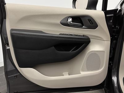2022 Chrysler Pacifica - Photo 9