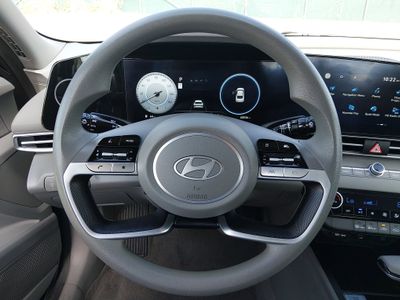 2024 Hyundai Elantra — photo 12 view