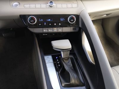 2024 Hyundai Elantra — photo 13 view