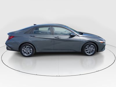 2024 Hyundai Elantra — photo 8 view