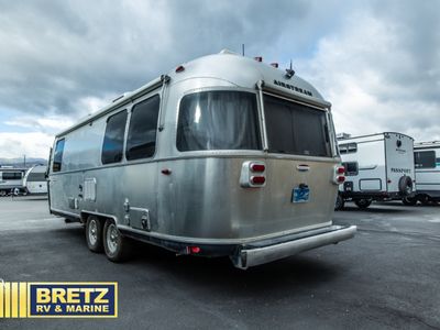 2017 Airstream International Signature — interior view