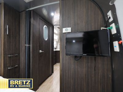 2017 Airstream International Signature — photo 14 view
