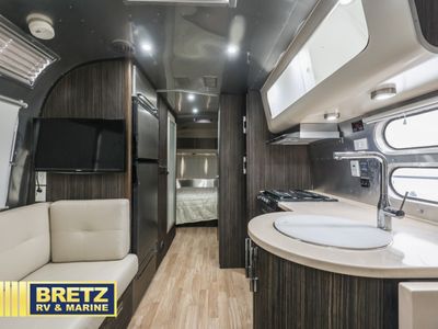 2017 Airstream International Signature — photo 9 view