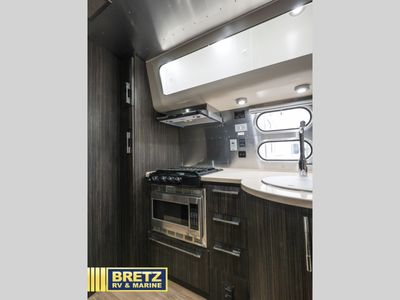 2017 Airstream International Signature — photo 10 view