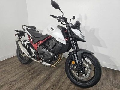 2025 Honda CB750 Hornet in WHI — front three-quarter view