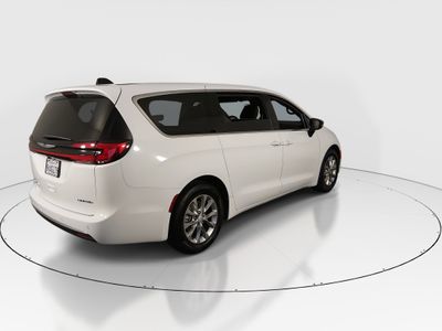2026 Chrysler Pacifica — photo 7 view