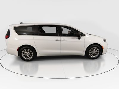 2026 Chrysler Pacifica — photo 8 view