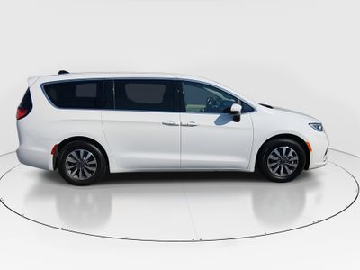 2023 Chrysler Pacifica — photo 8 view