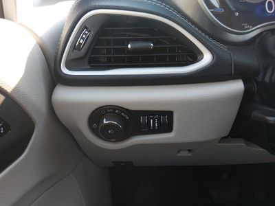 2023 Chrysler Pacifica — photo 13 view