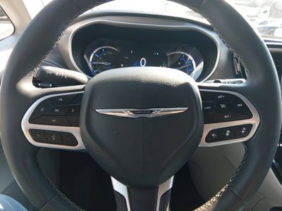 2023 Chrysler Pacifica — photo 12 view